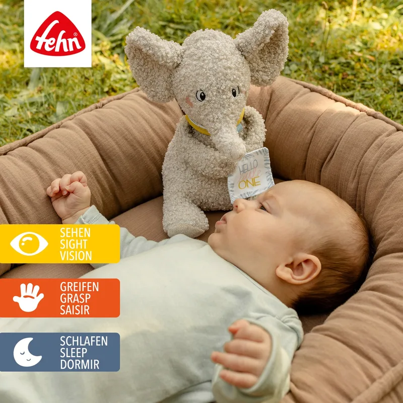 Kuscheltier Elefant Erik Hello little One 22cm fra Fehn i Grå, 24 × 19 × 12,4 mm – produktbillede