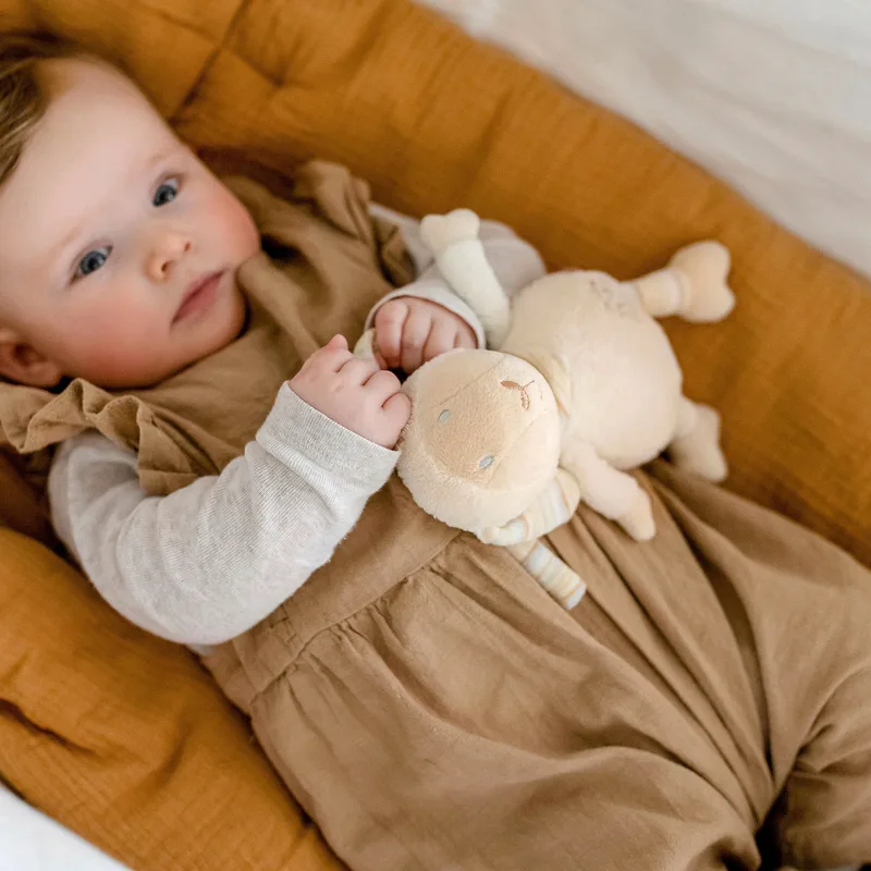 Spieluhr Schaf Baby Love 18 cm från Fehn i Natur, 180 mm – produktbild 2 av 3