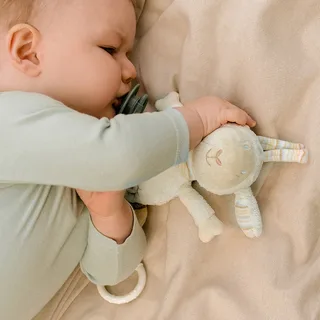 Spieluhr Schaf Baby Love 18 cm från Fehn i Natur, 180 mm – produktbild 1 av 3