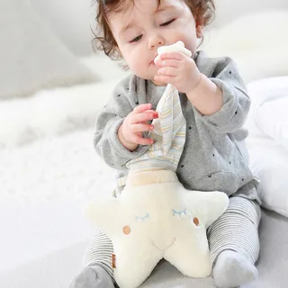Spieluhr Stern Baby Love 22cm van Fehn in Beige, 220 mm – productfoto 2 van 3