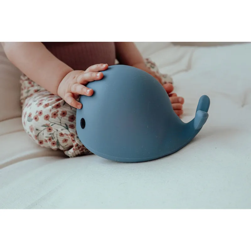 Nachtlampje walvis Moby van Flow Amsterdam in Blauw, 16,5 × 12,5 × 10 mm – productfoto 2 van 3
