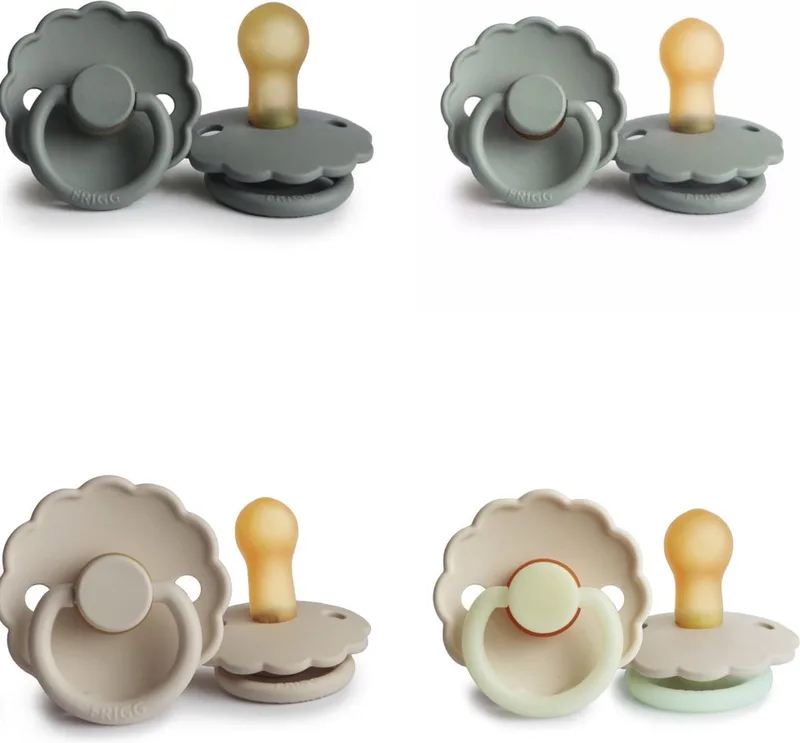 DAISY Fopspeen set 4 stuks 6-18 maand van Frigg in Sage, French Gray, Sandstone en Cream Glow – productfoto