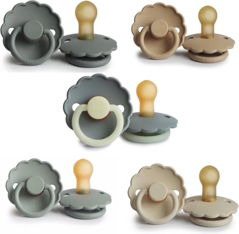 DAISY Fopspeen set 5 stuks 0-6 maand van Frigg in French Gray, Croissant, Crème, Sage en French Gray Night Glow – productfoto