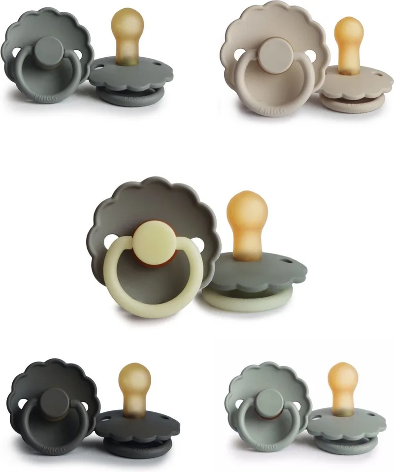 DAISY Fopspeen set 5 stuks 6-18 maand van Frigg in Sage, French Gray, Sandstone, Graphite en Portobello Night Glow – productfoto
