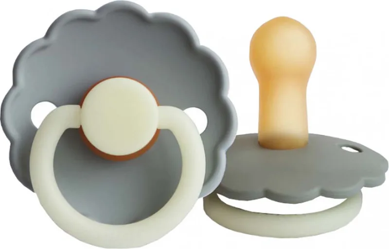 Daisy Glow In The Dark Fopspeen French Gray / Portobello 6-18 Mnd 2 Stuks de Frigg en French Gray, Portobello – photo produit