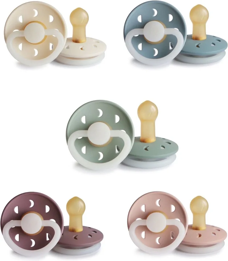 Moon Night Fopspeen set 5 stuks Cream Night,Blush Night,Sage Night,Stone Blue Night en Portobello Moon Night 0-6 maand maat 1 van Frigg in Cream Night, Blush Night, Sage Night, Stone Blue Night en Twilight Mauve Moon Night – productfoto