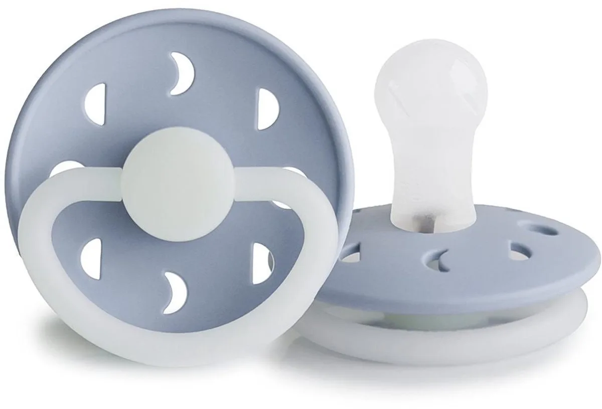 moon night - fopspeen silicone - powder blue - t1 van Frigg in Blauw – productfoto