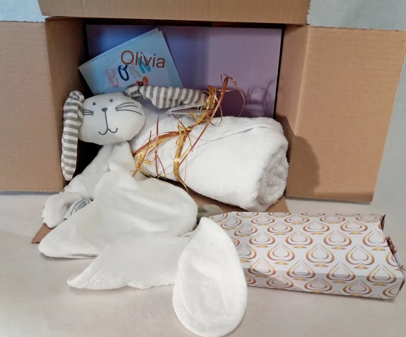 Baby Cadeau Pakket- Geboorte Cadeau-Baby geschenk pakket-Met geborduurde naam op Badcape-0Kraam mand voor Meisjes & Jongens-Geboorte geschenk set met Funnies Badcape, Slabbetje, en Tutlap in doosje. voor o.a. een baby shower by Funnies in White – product photo