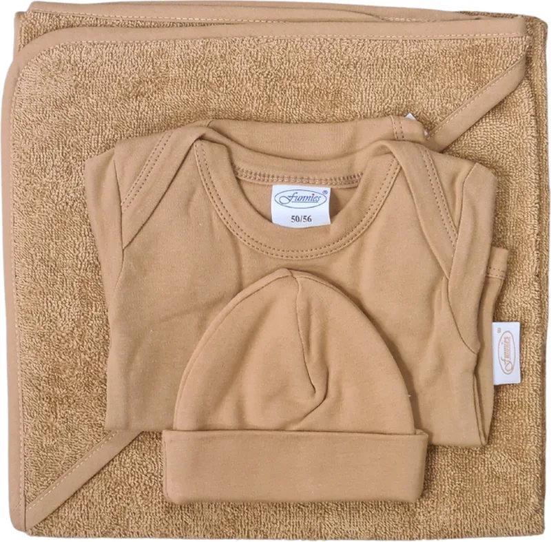 baby cadeau set- Kraamcadeau - Badcape - Baby romper – baby muts - Geboortecadeau - Baby cadeau – warm sand van Funnies in Warm sand- licht caramel – productfoto