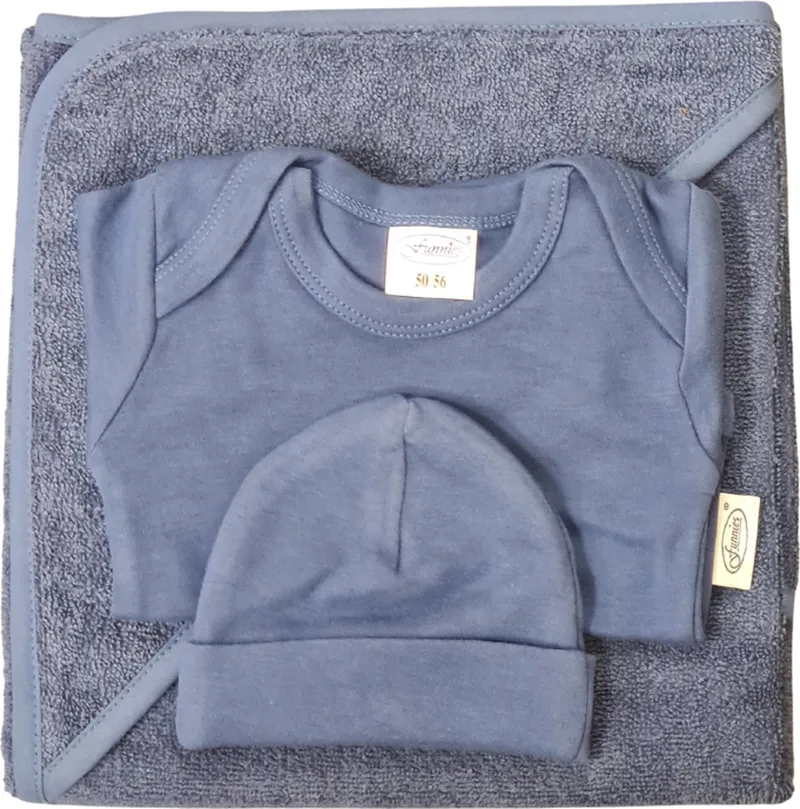 baby cadeau set- Kraamcadeau - Badcape - Baby romper – baby muts - Geboortecadeau - Baby cadeau van Funnies in Silk blue – productfoto