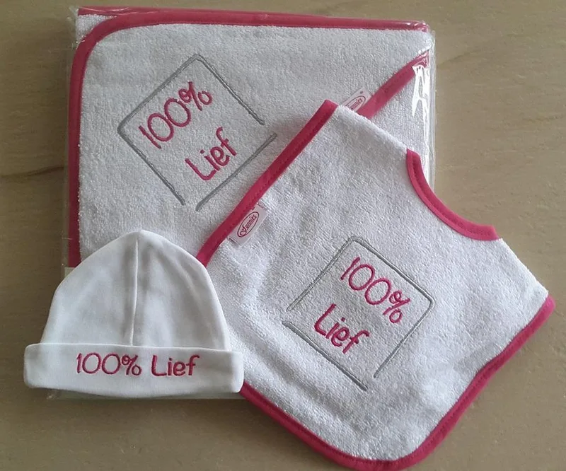 Babysetje 100% Lief Wit/Fuchia - badcape/slabbertje/mutsje van Funnies in Wit – productfoto