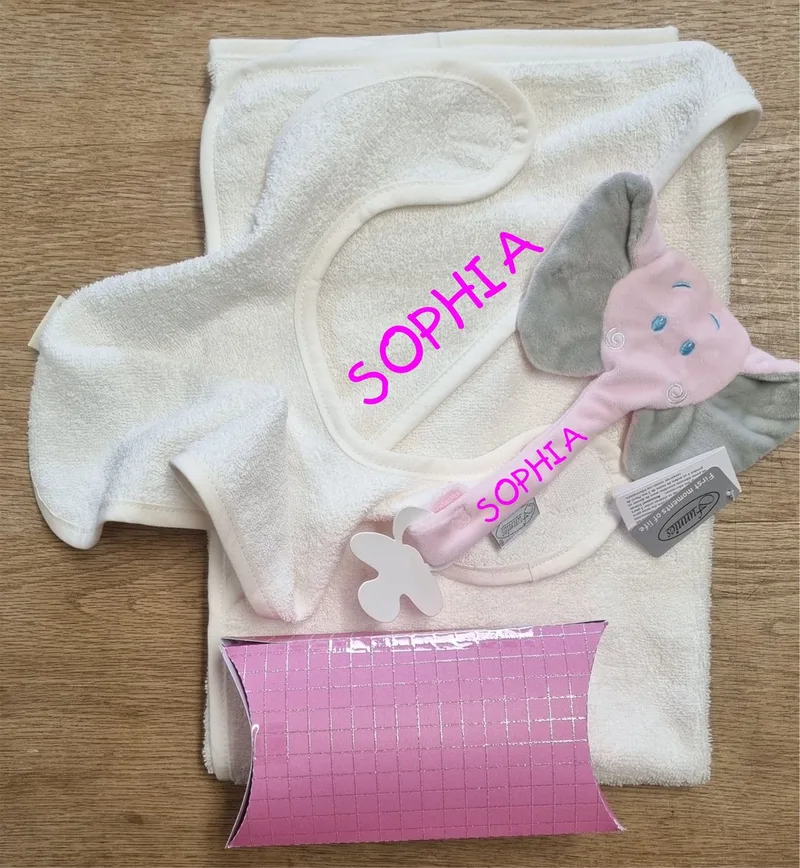 Badcape van Funnies - Met Geborduurde Naam-Slabbetje-Speenhouder - baby shower by Funnies in White – product photo