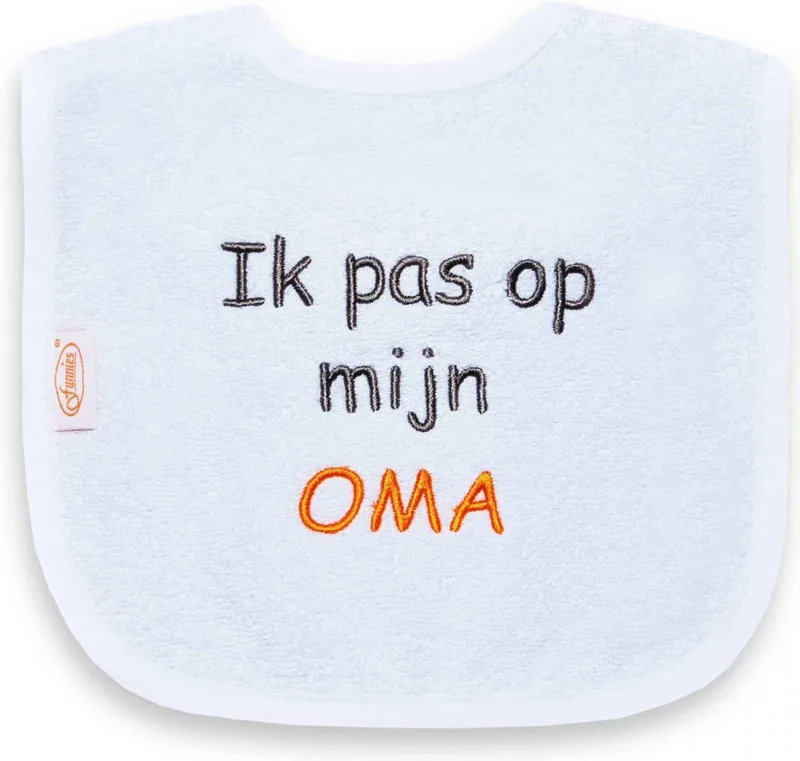 geborduurd tekst slabbetje: Ik pas op mijn oma van Funnies in Wit – productfoto
