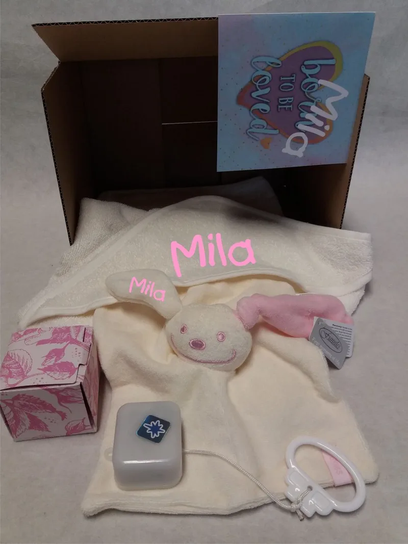 Kraam-kado-Baby kado-kraam cadeau-set met geborduurde naam op cape-Kraam mand-Baby geschenk set met funnies knuffeldoekje de Funnies en Rose – photo produit