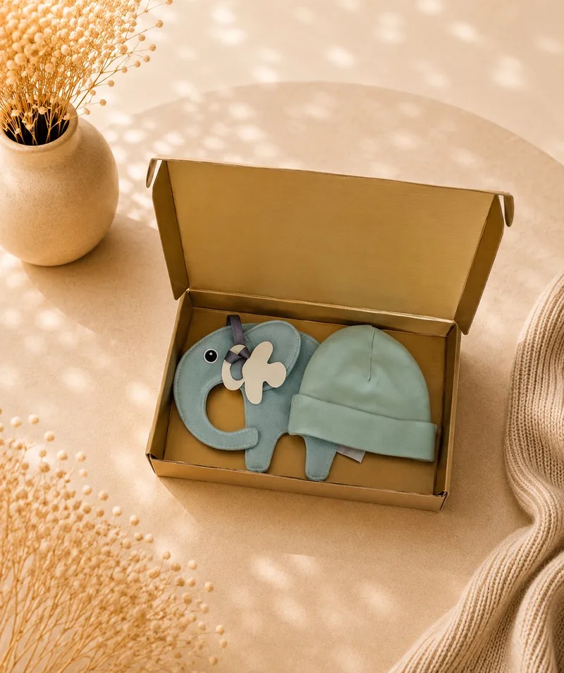 Kraamcadeau Jongen & Meisje – Baby Mutsje met Speendoekje in Luxe Gouden Geschenkdoos – neutraal – Origineel Kraamcadeau by Funnies in Green – product photo