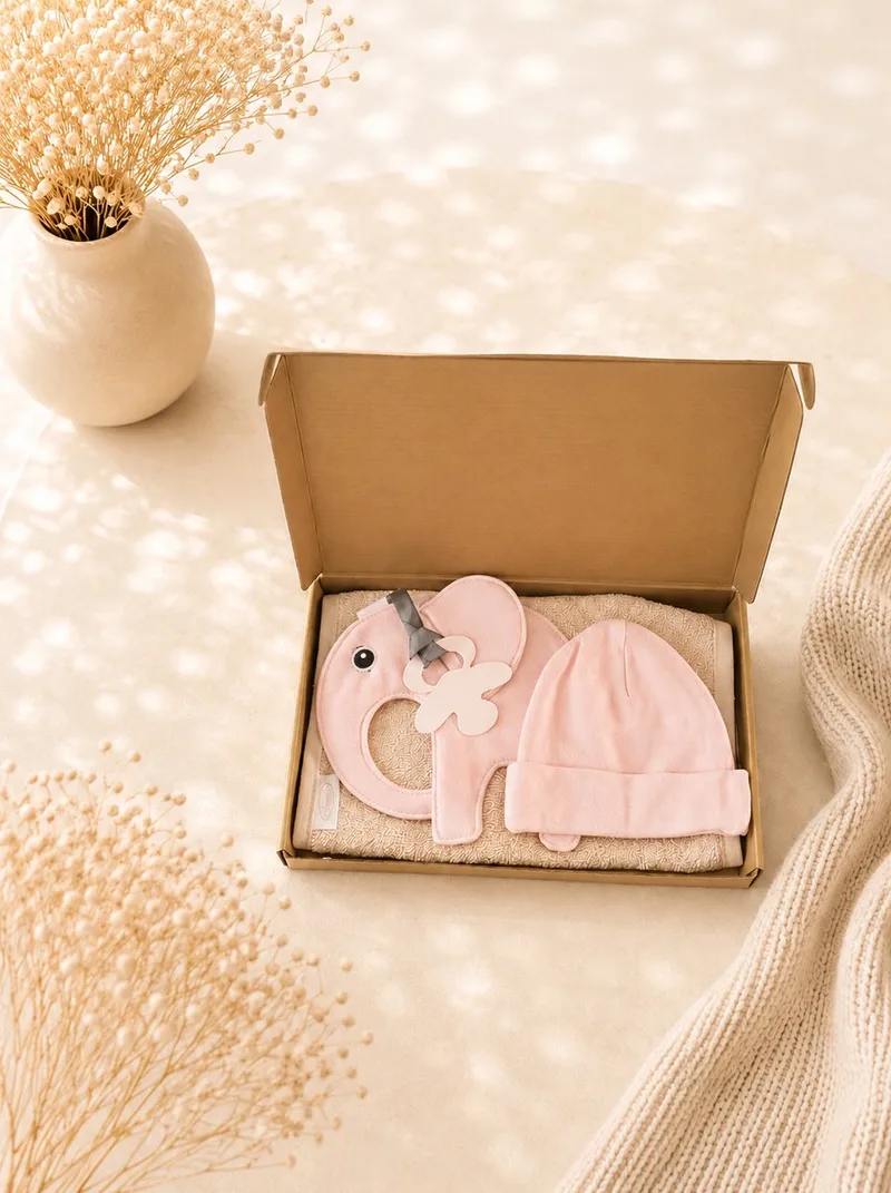 Kraamcadeau Meisje – Baby Mutsje met Speendoekje in Luxe Gouden Geschenkdoos – roze – Origineel Kraamcadeau de Funnies en Lichtroze – photo produit