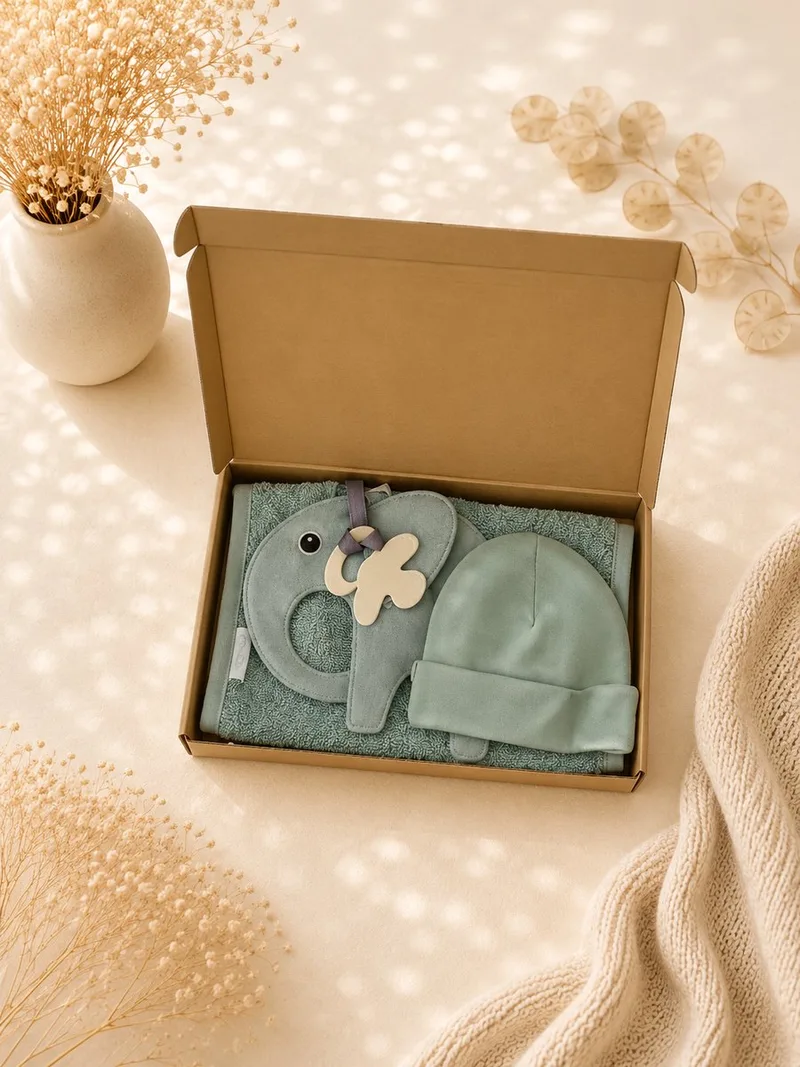 Luxe Kraamcadeau Baby Jongen & Meisje – Mutsje, Slab en Speendoekje – 100% Katoen – Kraamcadeau Neutraal – Origineel babyshower cadeau / Kraamcadeau fra Funnies i Grøn – produktbillede