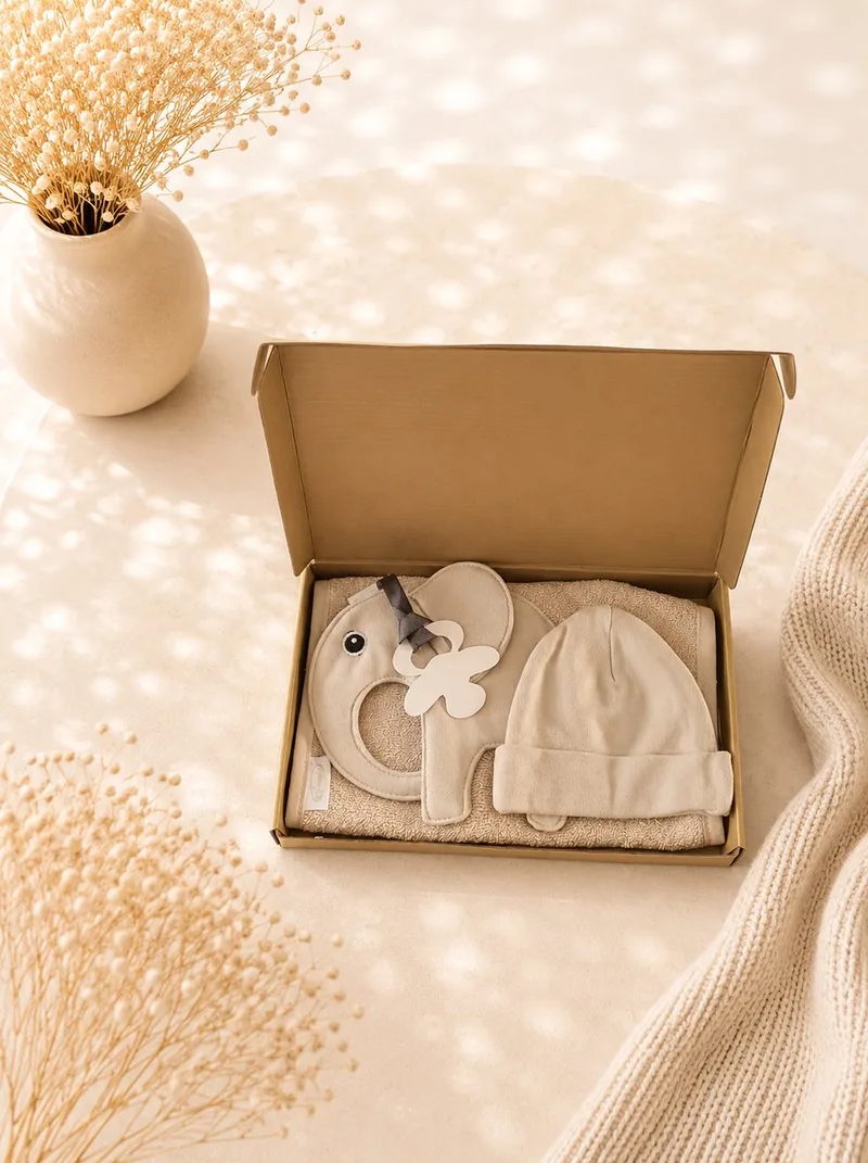 Luxe Kraamcadeau Baby Jongen & Meisje – Mutsje, Slab en Speendoekje – 100% Katoen – Kraamcadeau Neutraal – Origineel babyshower / Kraamcadeau by Funnies in Beige – product photo