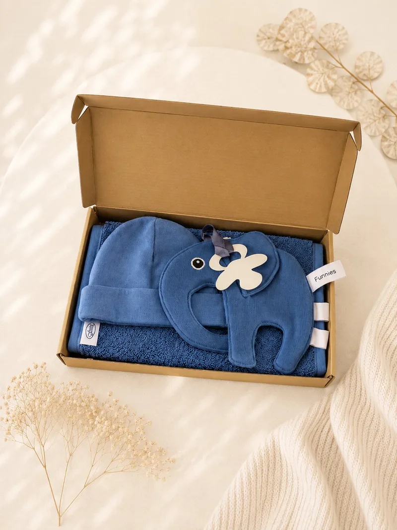 Luxe Kraamcadeau Baby Jongen – Mutsje, Slab en Speendoekje – 100% Katoen – Kraamcadeau Neutraal – Origineel babyshower cadeau / Kraamcadeau by Funnies in Blue – product photo