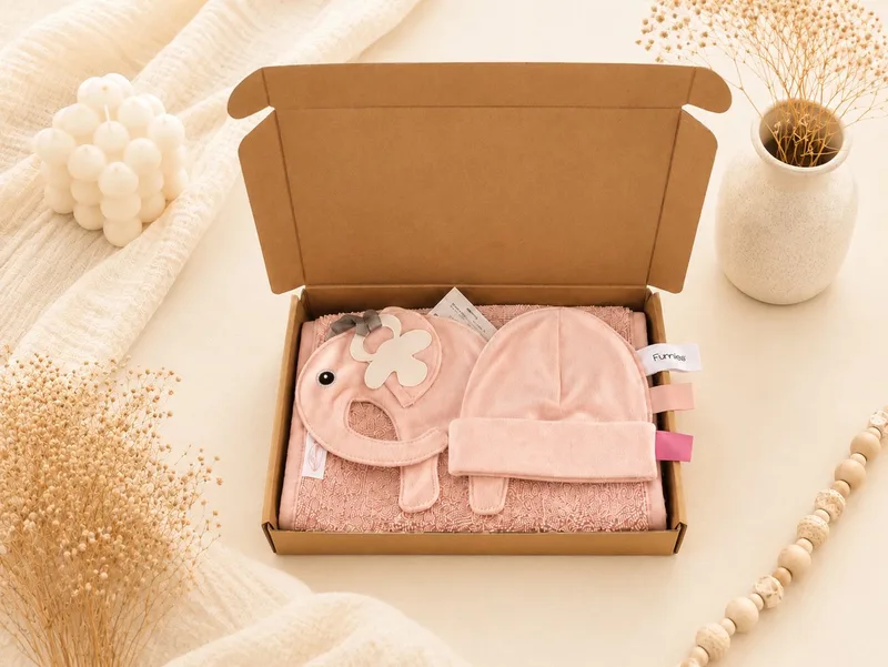 Luxe Kraamcadeau Baby Meisje – Mutsje, Slab en Speendoekje – 100% Katoen – Kraamcadeau – roze – Origineel babyshower cadeau / Kraamcadeau by Funnies in Lichtroze – product photo