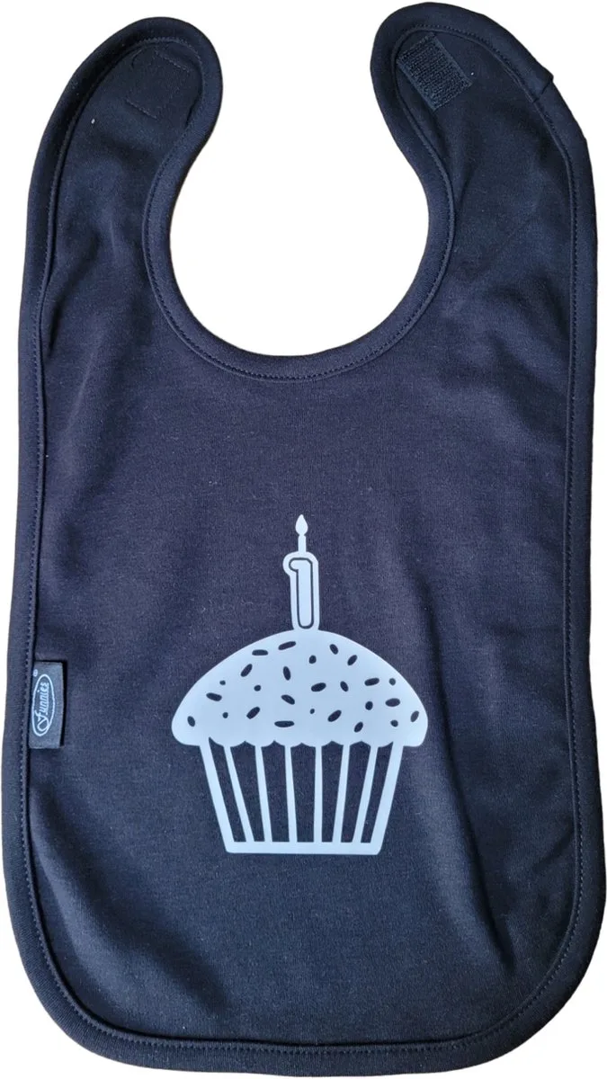 Verjaardag - slab - cupcake - geschenk - baby - peuter- knoeien by Funnies in Zwart – wit – product photo