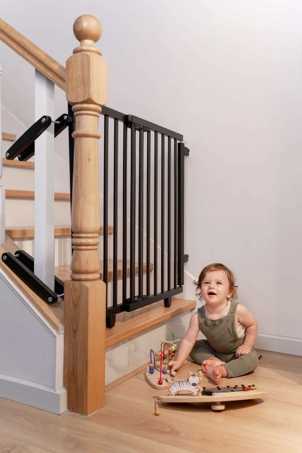 Traphekje Oris 2735+ 95 - 135 cm - Schroefhekje - Schroefbevestiging - Zwart - Wit - Hout - Uitschuifbaar - Draaibare muurbevestiging - Tweezijdige opening - Tweerichtings opening - Kinderbeveiliging - Eenhandige bediening van Geuther in Zwart, Wit, Hout – productfoto