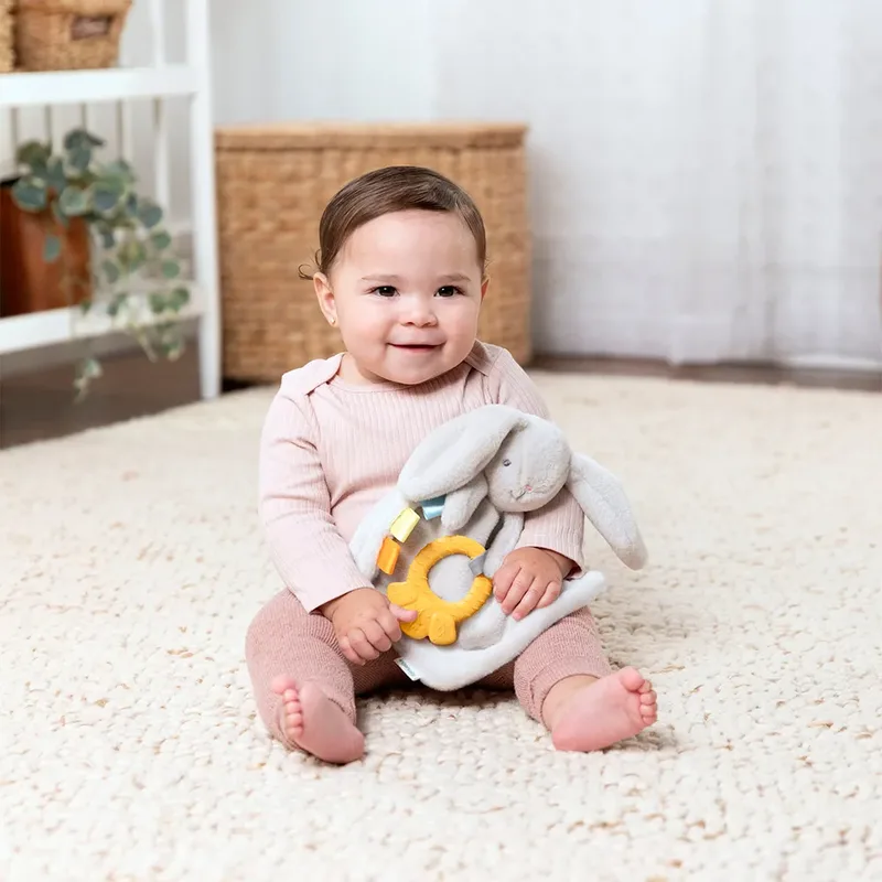 Baby knuffeldoek met bijtring Cozy Sylvi by Ingenuity in Multicolour – product photo 2 of 5