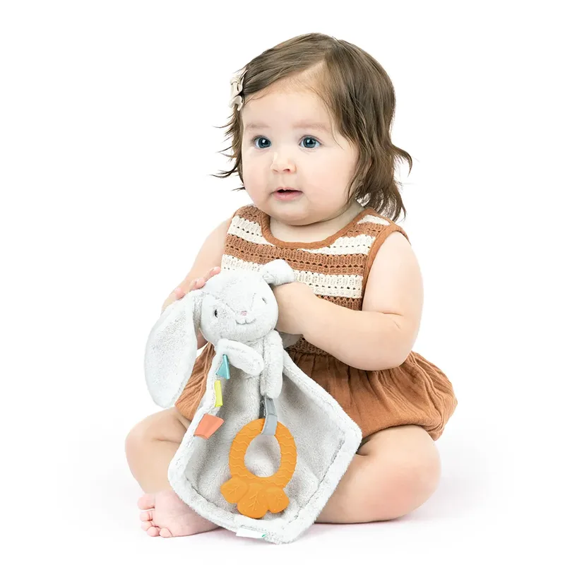 Baby knuffeldoek met bijtring Cozy Sylvi by Ingenuity in Multicolour – product photo 4 of 5
