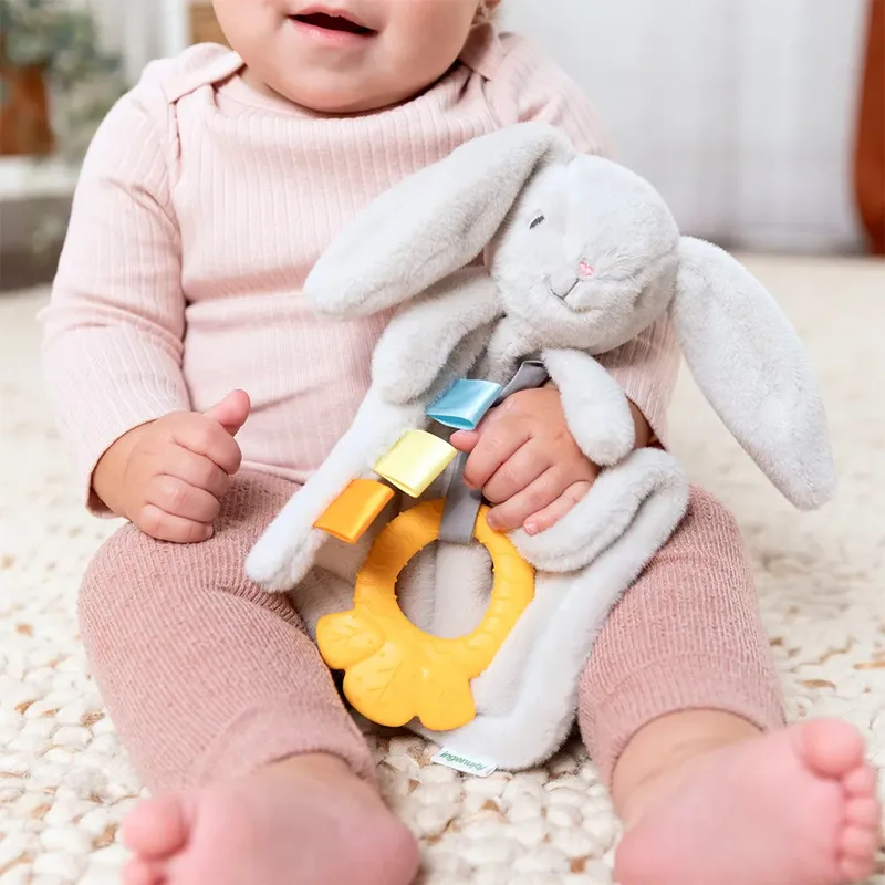Baby knuffeldoek met bijtring Cozy Sylvi by Ingenuity in Multicolour – product photo 5 of 5