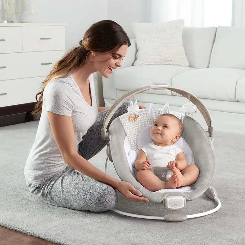 Babyschaukel InLighten Bouncer™ - Twinkle Tails™, mit Licht und Sound von Ingenuity in Grau – Produktfoto 2 von 5