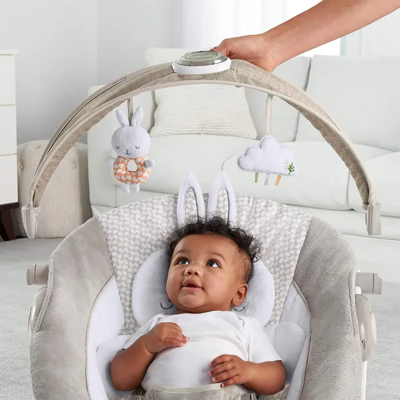 Babyschaukel InLighten Bouncer™ - Twinkle Tails™, mit Licht und Sound von Ingenuity in Grau – Produktfoto 4 von 5