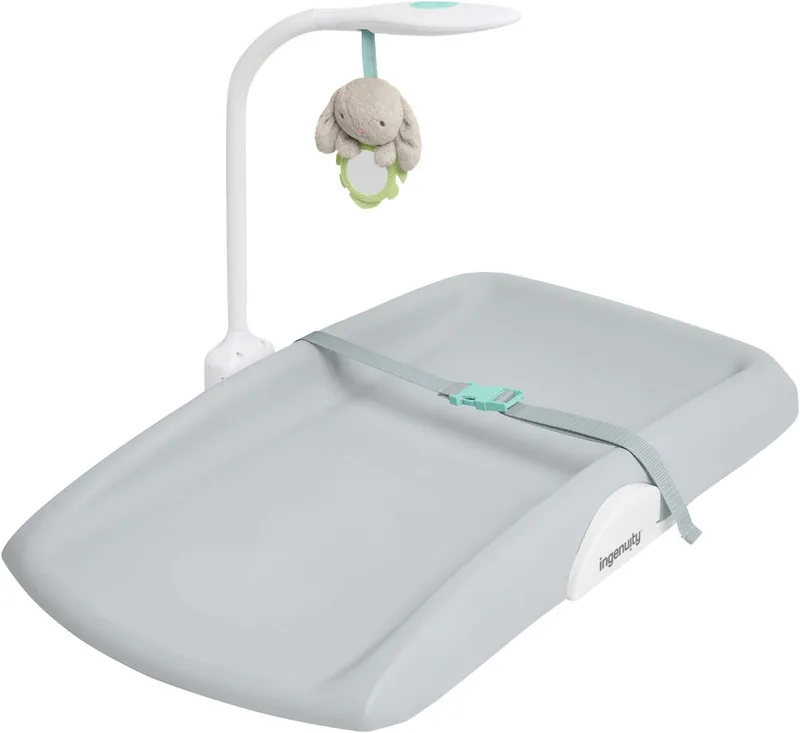 Wickelauflage Day & Night Sylvi Changing Pad, inkl. Nachtlicht fra Ingenuity i Grau – produktbillede