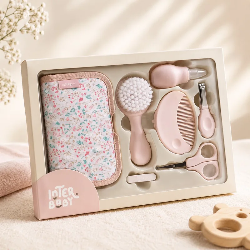 Complete Baby Verzorgingsset in Etui – Borstel, Kam & Nagelverzorging van Interbaby in Roze – productfoto