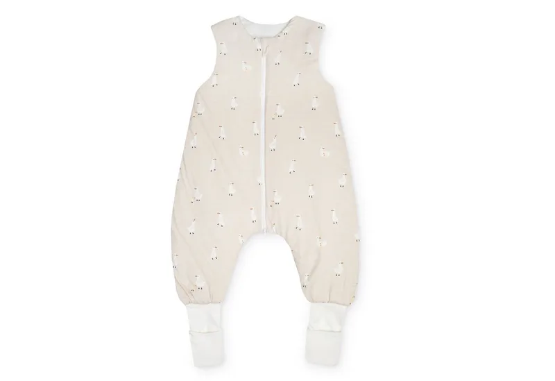 Babyschlafsack Player Jersey, mit umstülpbaren Anti-Rutsch-Socken von Julius Zöllner in Beige – Produktfoto