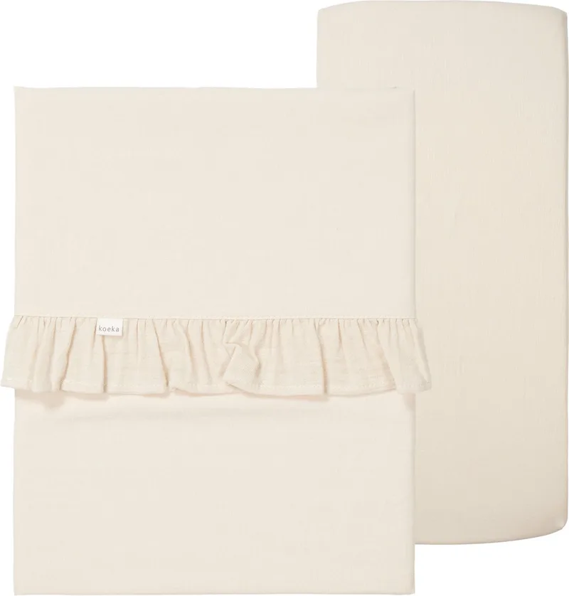 ledikantlaken en hoeslaken ruffle Faro - warm white van Koeka in Wit – productfoto