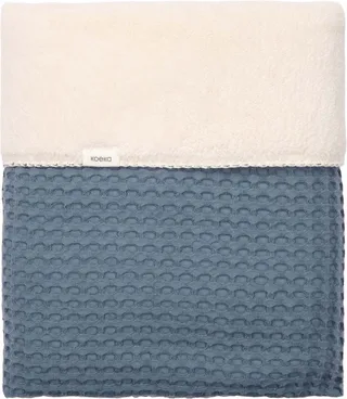 Oslo Ledikantdeken - Maat 100 x 150 - Wafel/Teddy - Bluestone van Koeka in Blauw – productfoto 1 van 3