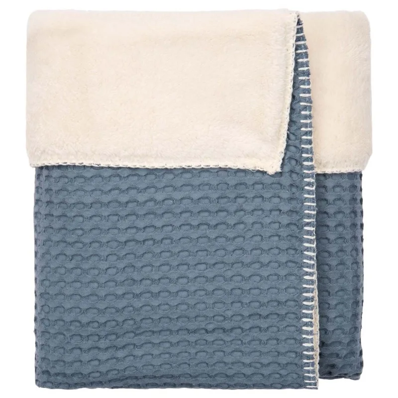Oslo Ledikantdeken - Maat 100 x 150 - Wafel/Teddy - Bluestone van Koeka in Blauw – productfoto 2 van 3