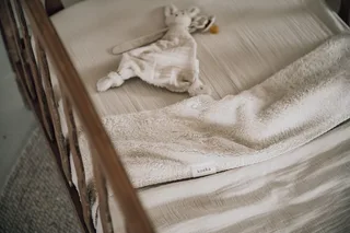 wiegdeken teddy Faro - warm white - 75x100 von Koeka in Weiß – Produktfoto 4 von 4