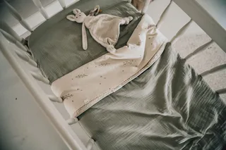 wieglaken en hoeslaken set ruffle Faro - sage från Koeka i Ljusgrön – produktbild 3 av 3