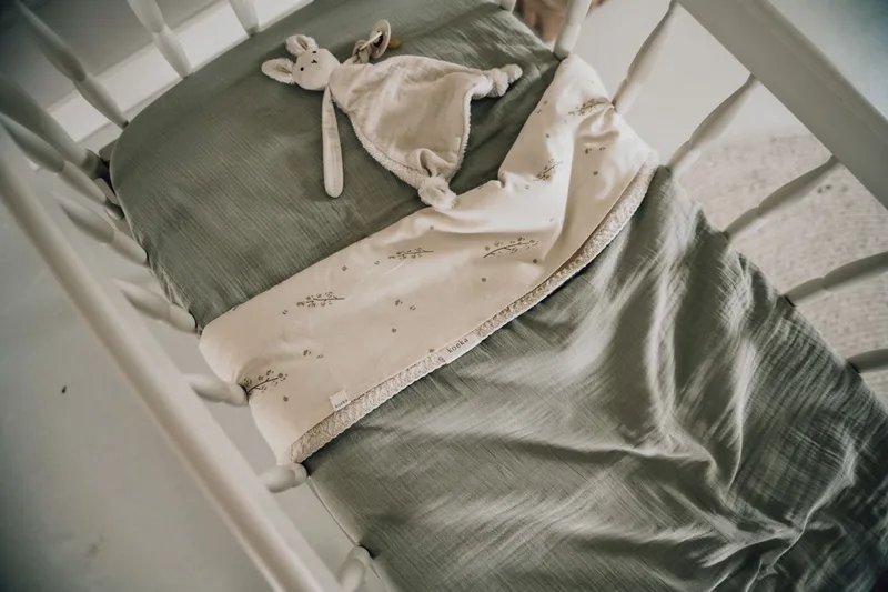 wieglaken en hoeslaken set ruffle Faro - sage från Koeka i Ljusgrön – produktbild 3 av 3