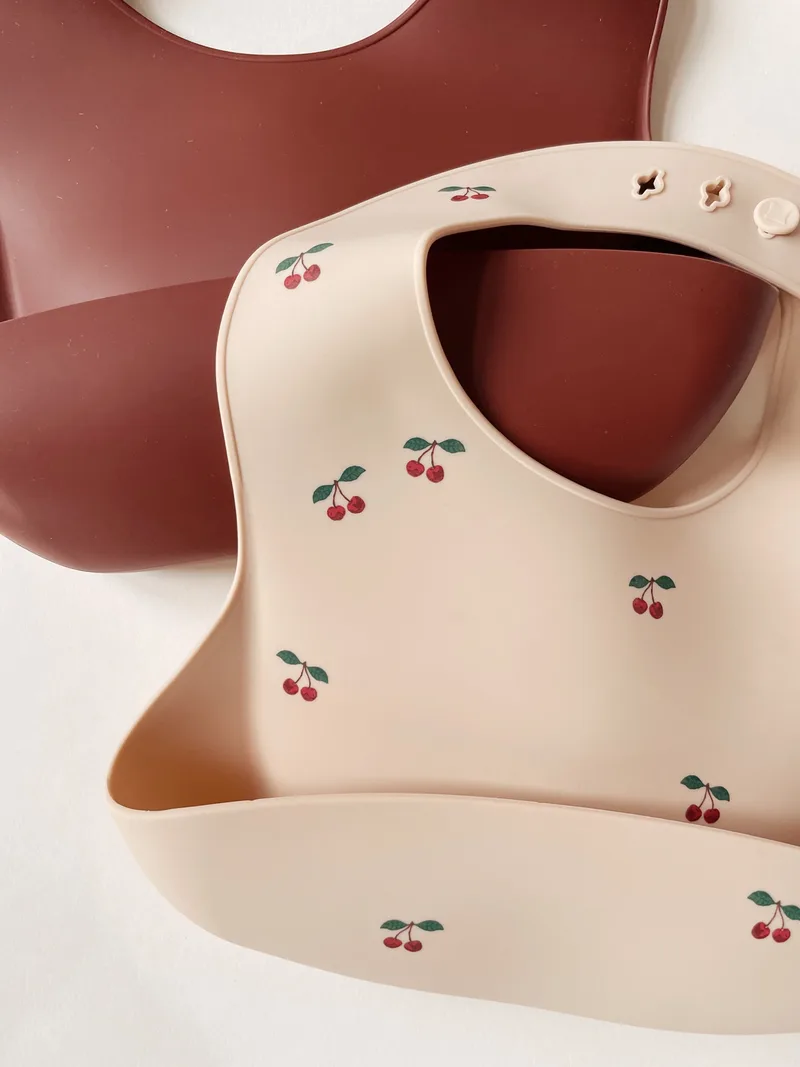 Slabbetjes - Silicone - 2-pack - Cherry/Mocca van Konges Sløjd – productfoto 3 van 4