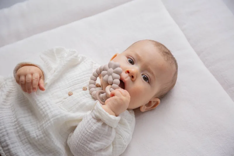 Bloem Silicone/Hout Bijtring LLST-26900 från Label Label i Nougat – produktbild