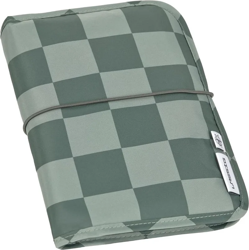 Babyluiertas met aankleedkussen en vak voor vochtige doekjes voor onderweg/Changing Pouch groen/olijf van Lässig in Groen – productfoto