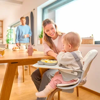 Dalia 2-in-1 Kinderstoel – Meegroeistoel 6 mnd tot 60 kg – Lichtgewicht 3,5 kg – Stabiel frame – 5-puntsgordel – Afneembare dienblad (vaatwasserbestendig) – 2 voetsteunen – Ergonomische zit – Draaggreep – Eenvoudig schoon te maken von Lionelo in Dunkelgrau – Produktfoto 2 von 3