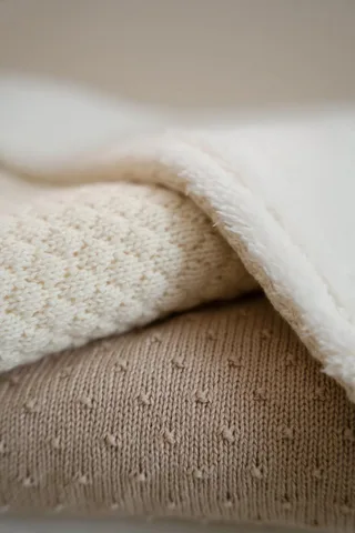 Deken Ledikant Little Dutch Pure Beige Gebreid Fleece fra Little Dutch – produktbillede 4 af 4