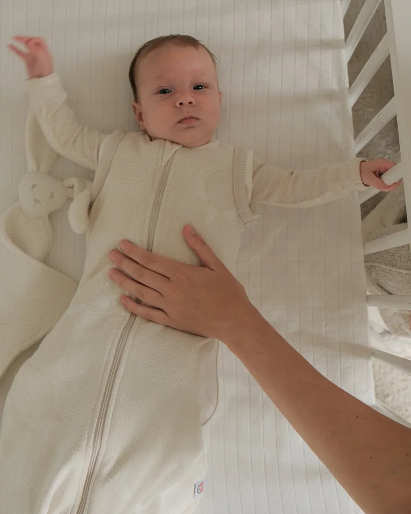 Hopper - Newborn Slaapzak met Afritsbare Mouwen - 62cm - 2.4 TOG - Autostoel & Antikrabwantjes - Winterslaapzak by Lodger in Cream – product photo