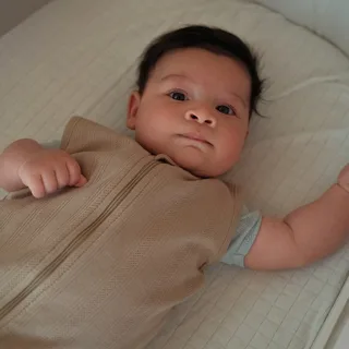 Newborn slaapzak zomer 62cm - Veilige aansluiting bij nek en armen - 0.5 TOG - 100% Biologisch Katoen - Pointelle - Beige - Zomerslaapzak von Lodger in Braun – Produktfoto 2 von 2