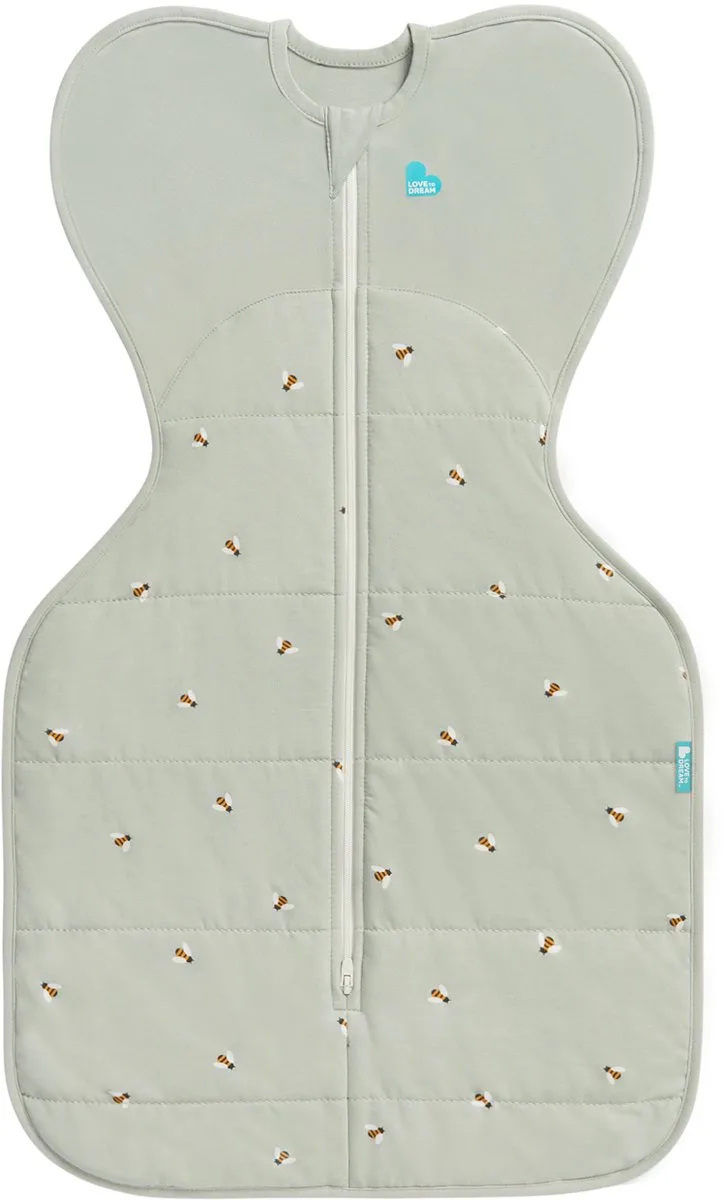 Love to Dream™ Babyslaapzak Swaddle Up™ - Inbakeren - Baby 0-3 maanden - 3.5-6 kg - Winter - 2.5 TOG van Love to Dream in Olive Bees – productfoto
