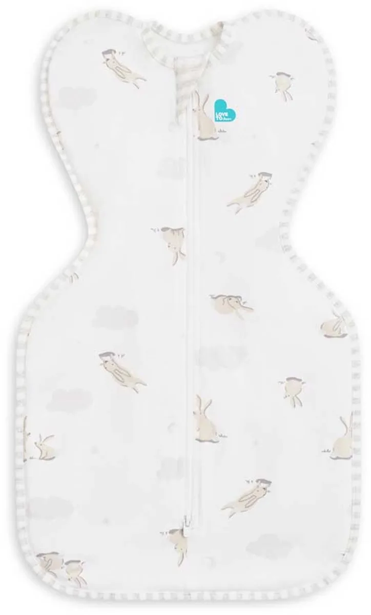 Love to Dream™ Babyslaapzak Swaddle Up™ - Inbakeren - Baby 3-6 maanden - 6- 8.5 kg - All season - 1.0 TOG - Cloud Bunnies von Love to Dream in White – Medium – 1.0 TOG (6 – 8.5 kg) – Produktfoto