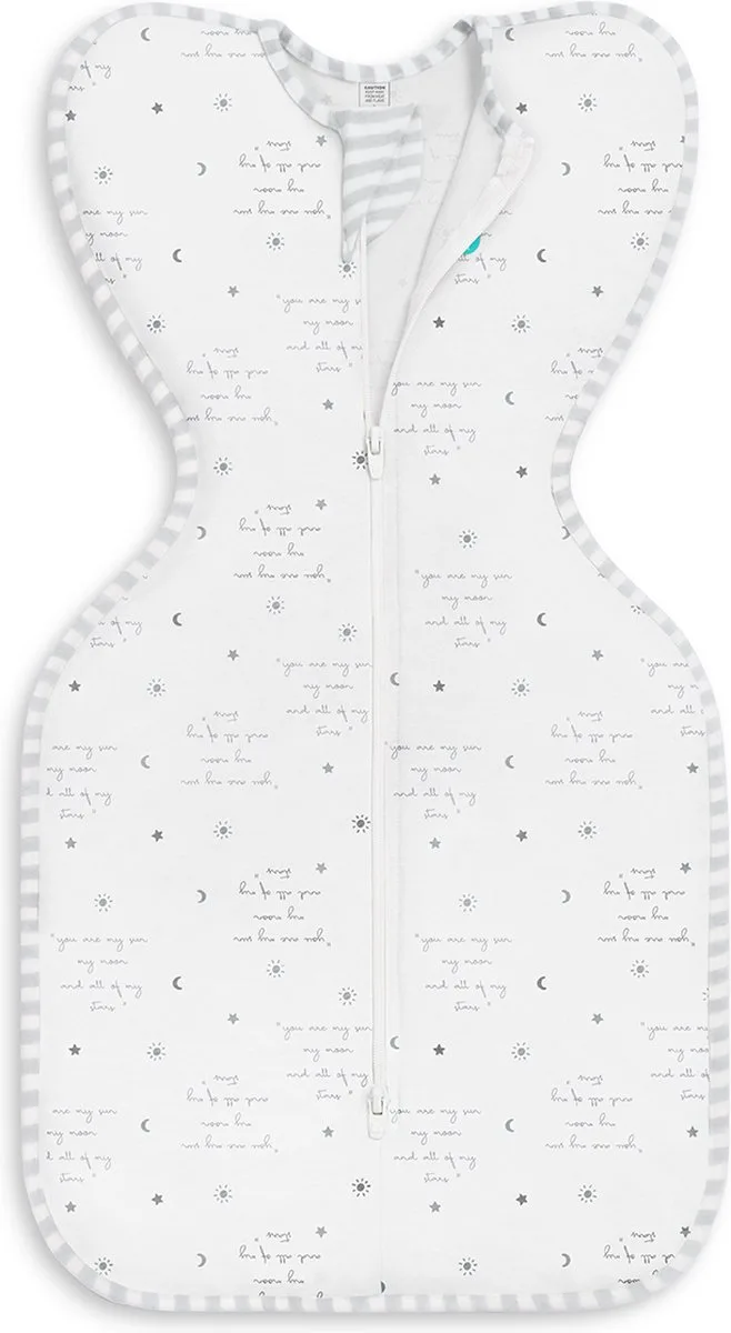 Love to Dream™ Babyslaapzak Swaddle Up™ - Inbakeren - Baby 3-6 maanden - 6-8.5 kg - Zomer - 0.2 TOG - Wit met tekst de Love to Dream en White text – photo produit